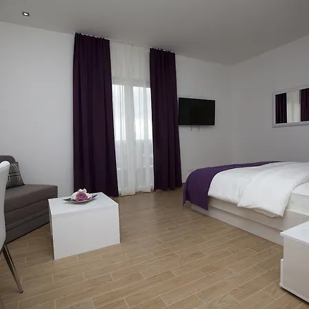 Couette-café Ino 4*